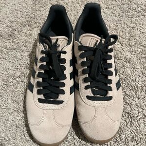 *Semi New* Adidas Gazelle- Size 6 Men’s/ 7 Women’s